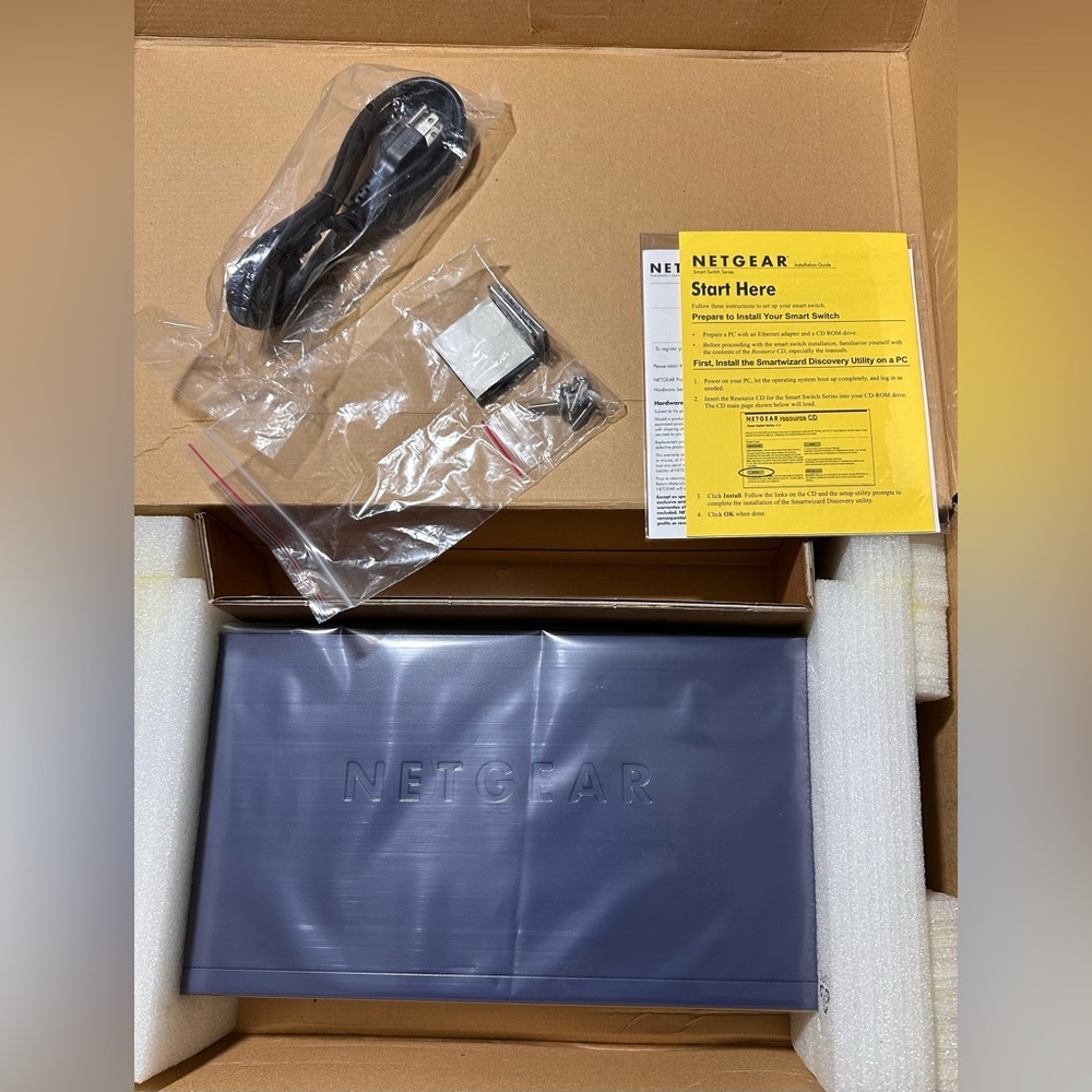 ProSAFE 24 Port 10/100 Mbps Smart Switch with 2 Gigabit Ports and PoE Blue - Picture 6 of 6